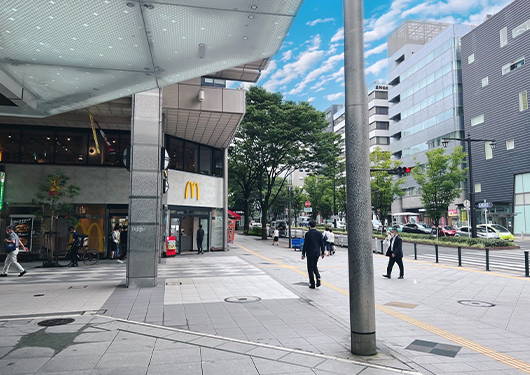 目の前にマクドナルドが見えます