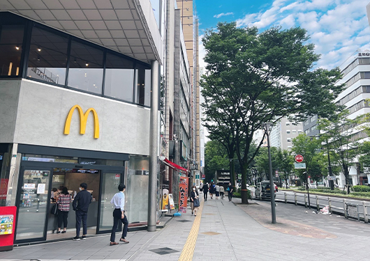 そのまま青葉通りを西公園方面に進みます